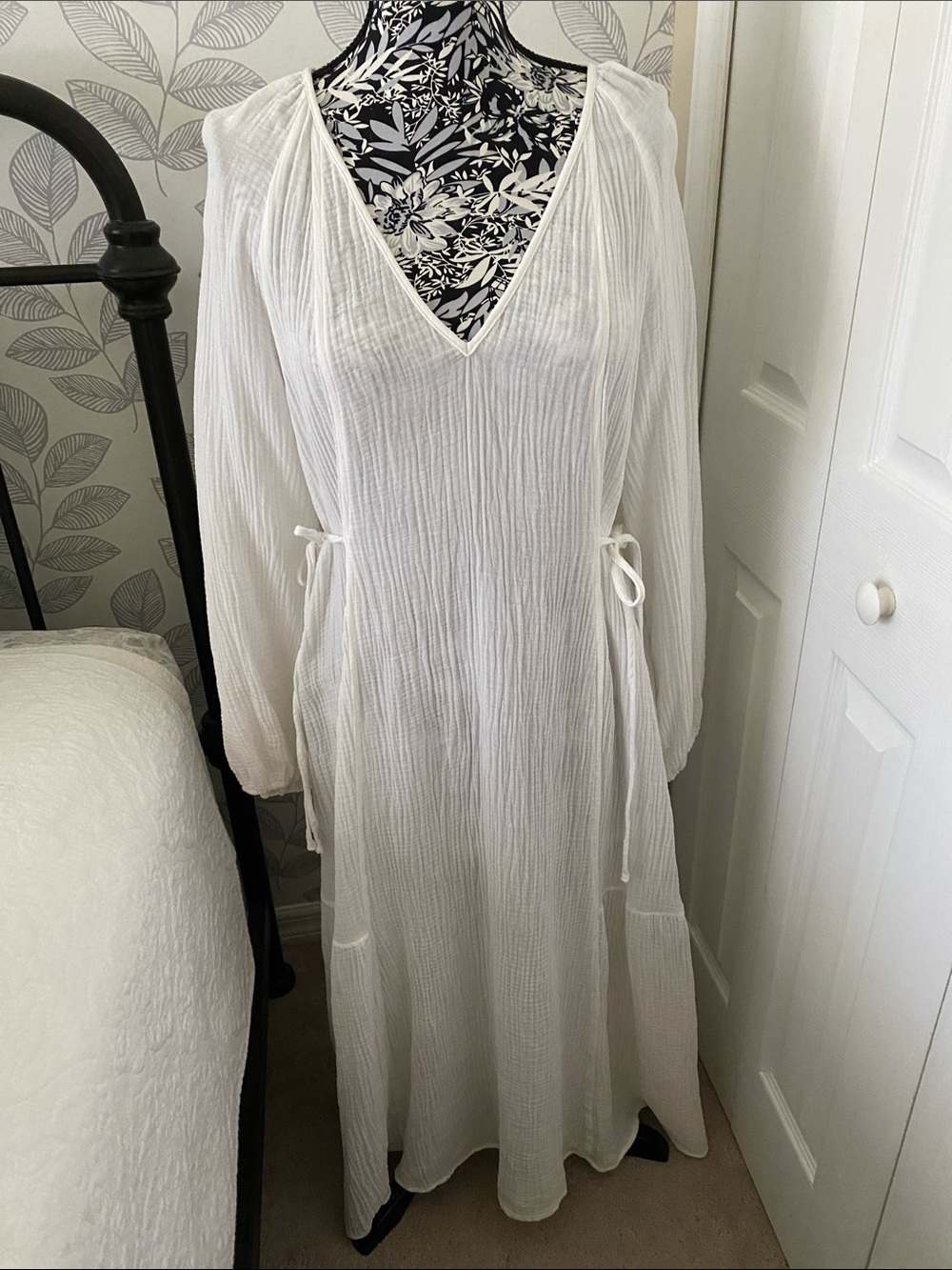 Universal Thread cotton gauze balloon long sleeve Midi A-Line Dress in white - Picture 2 of 9